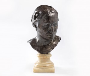 Buste en argent monté sur un socle en marbre de Mme Russel, vu de face. Elle a les cheveux ramassés et tourne légèrement la tête vers la droite. Marianna Russel qui était la femme du peintre impressionniste australien John Peter Russel était l'un des modèles favoris d'Auguste Rodin.